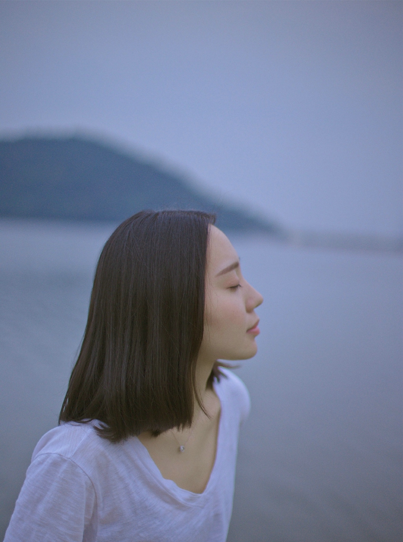 碎花长裙麻花辫草帽美女清新怡人写真套图