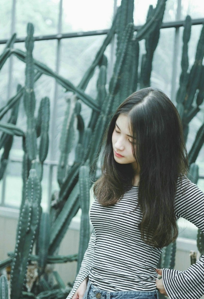 90后长发清纯美女夜间街拍照