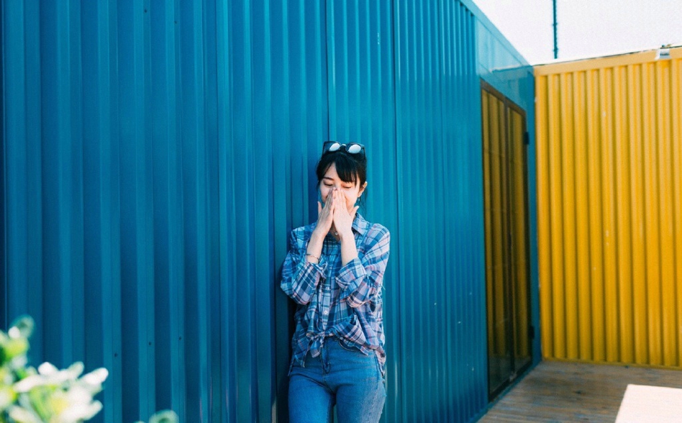 烈日下的墨镜格子衬衫美女清爽迷人