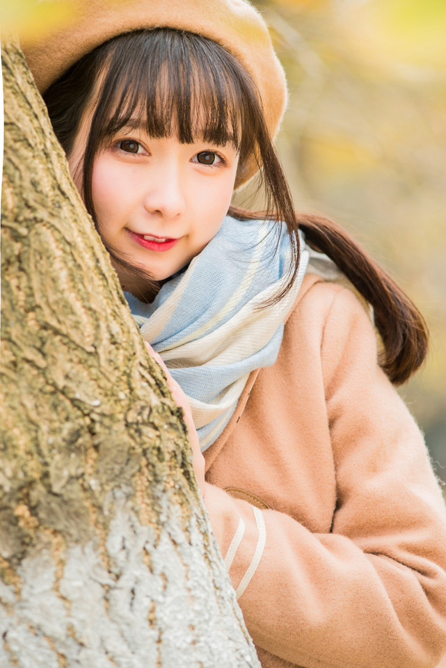 森林内花环少女裸肩白裙娇俏诱人