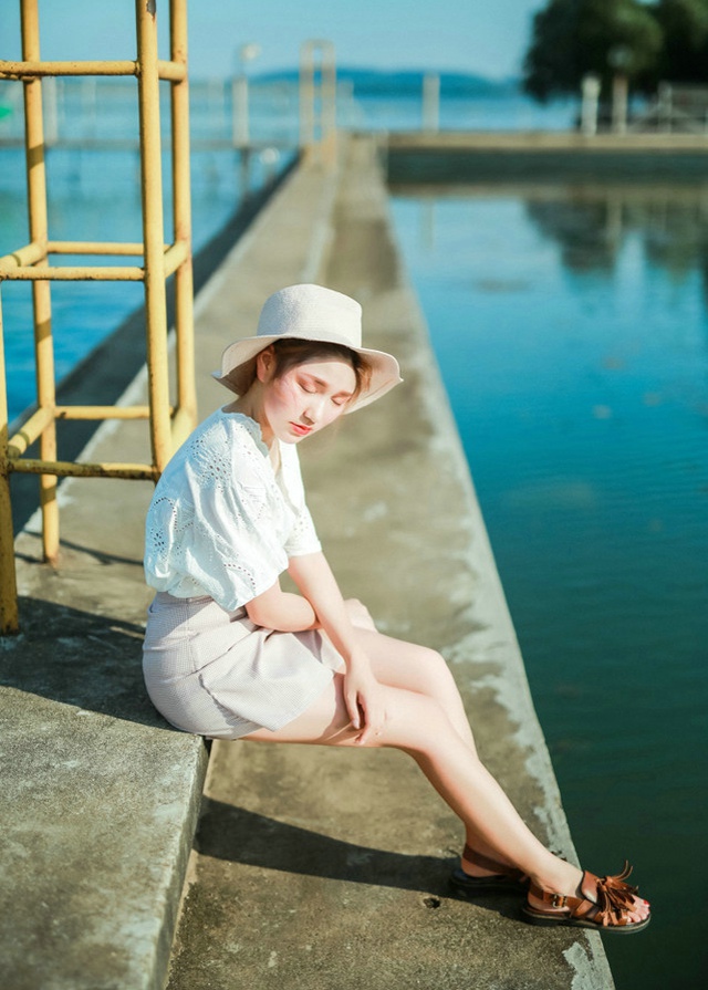 高冷清秀美女户外阳光照动人写真