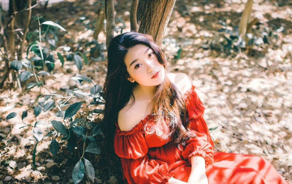 深山内的妩媚红裙女神秀发飘逸写真