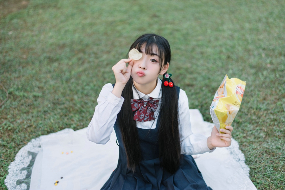 可爱俏皮阳光美女户外甜美写真