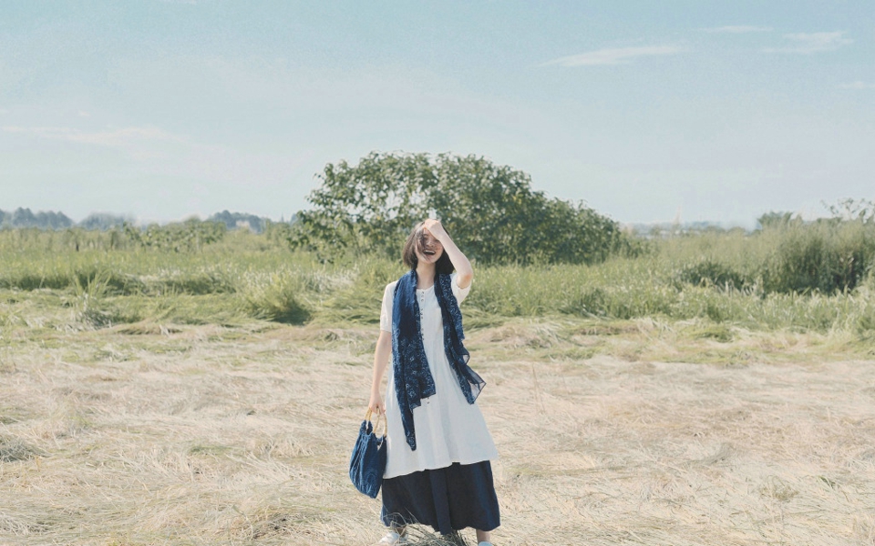 清新原野内的森系短发披肩美女笑容灿烂