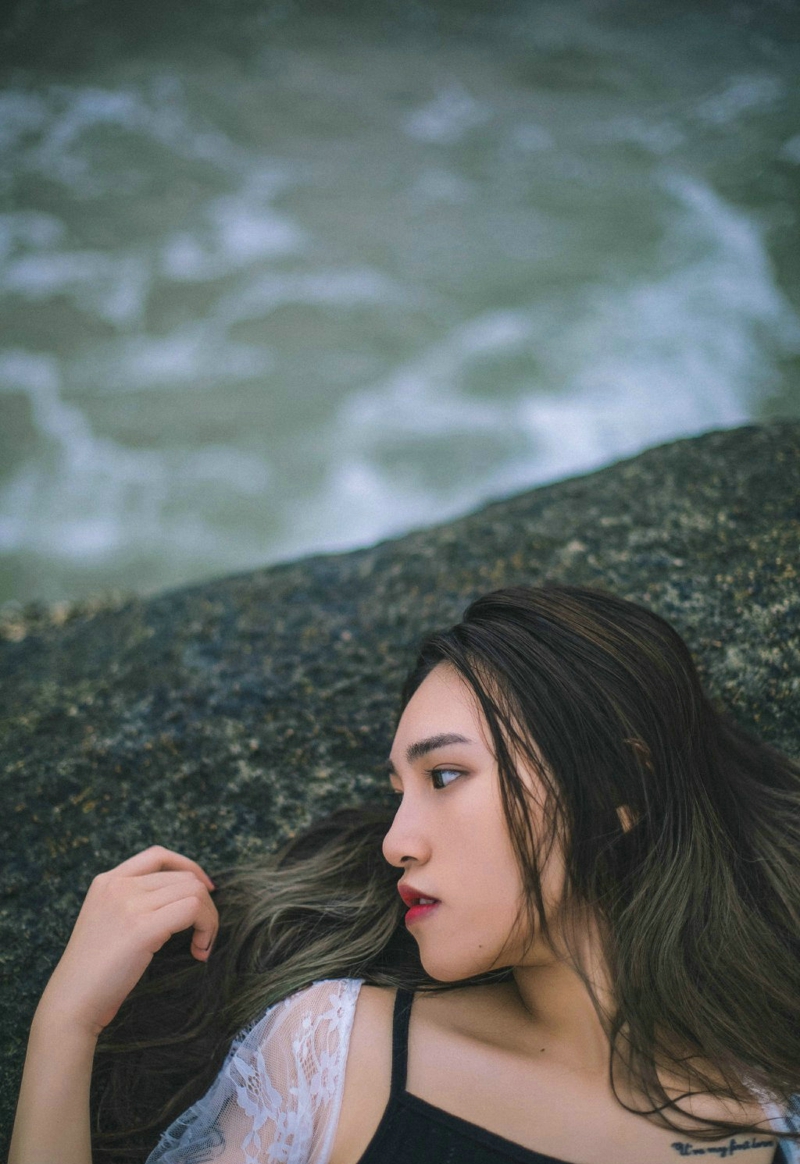 海岸礁石上的长发美女柔美秀发飘扬写真曝光