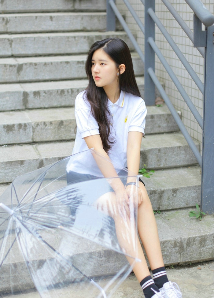 校园内的氧气美少女漂亮迷人笑脸