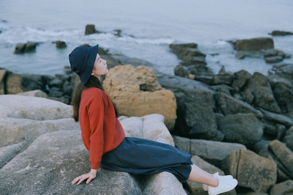 海岸边的森系美女海岸边思绪万千