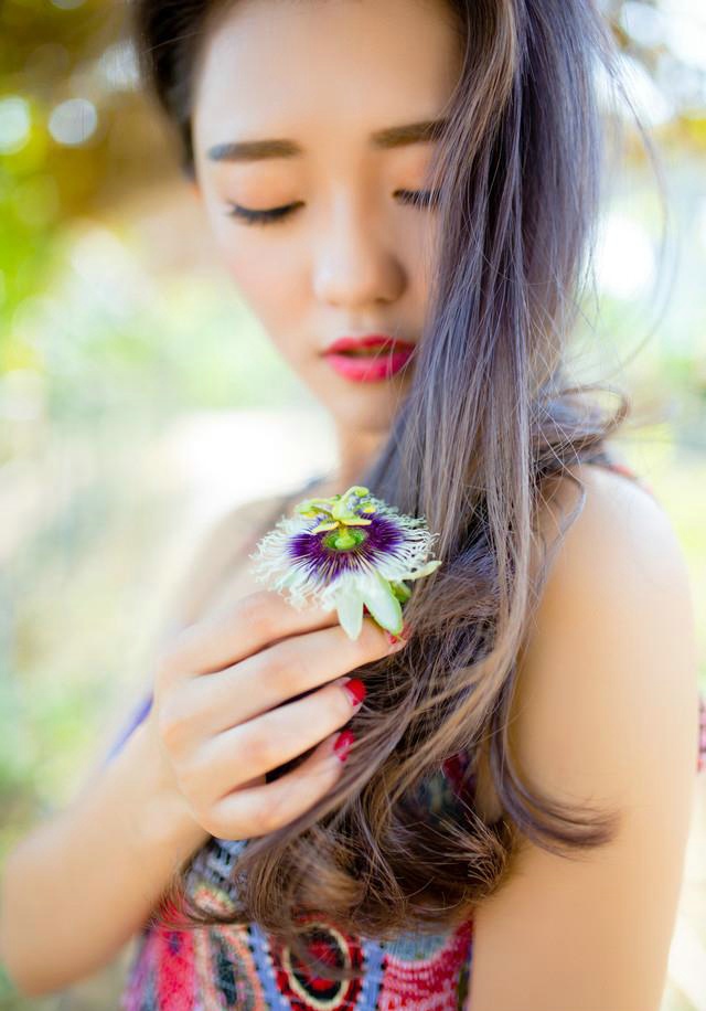 阳光下草帽美女海边风吹唯美写真