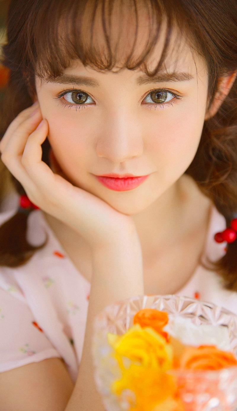 清纯短发美女树下气质迷人写真