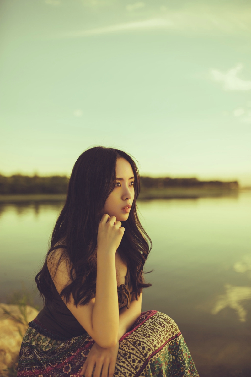 清爽妹子逆光下笑容灿烂温馨写真