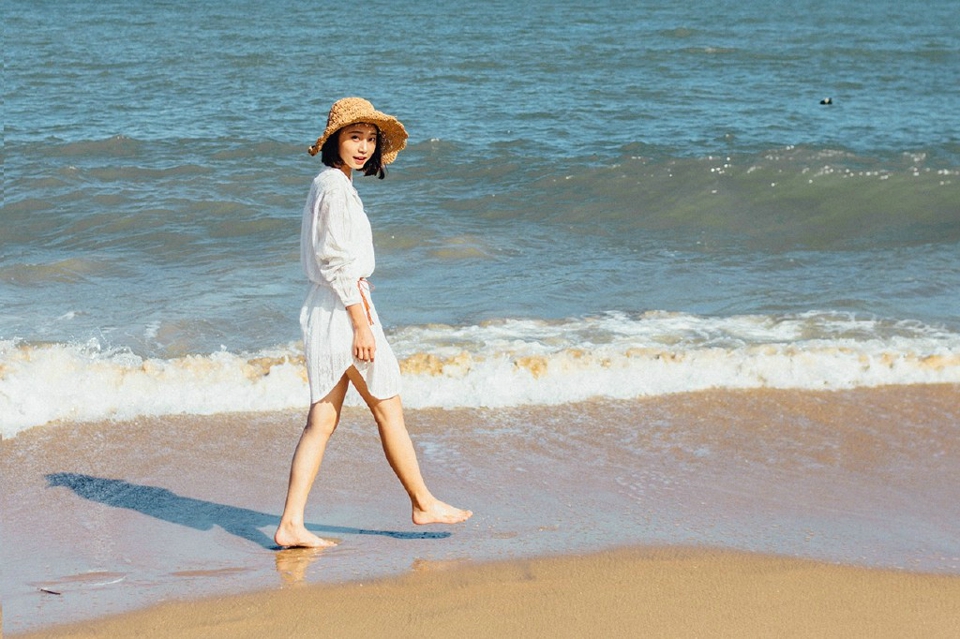 海边蓝天下的草帽美女幽静迷人写真