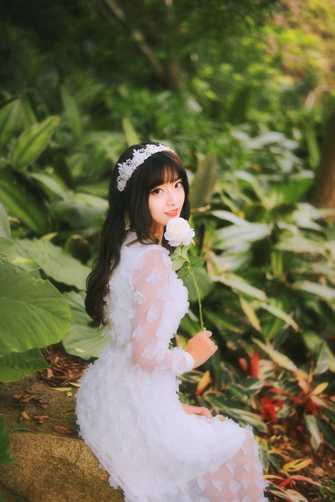 森林清纯娇嫩白衣美女