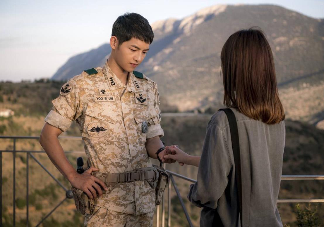 太阳的后裔甜蜜剧照