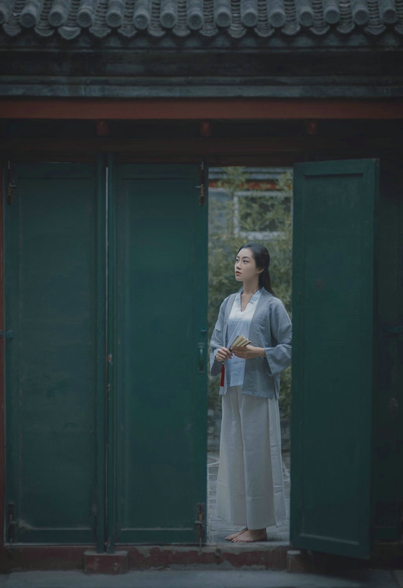 宁静深山处的素雅美女