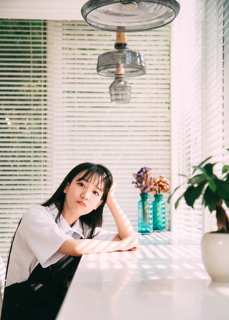 咖啡馆内的背带裤少女青春俏皮写真
