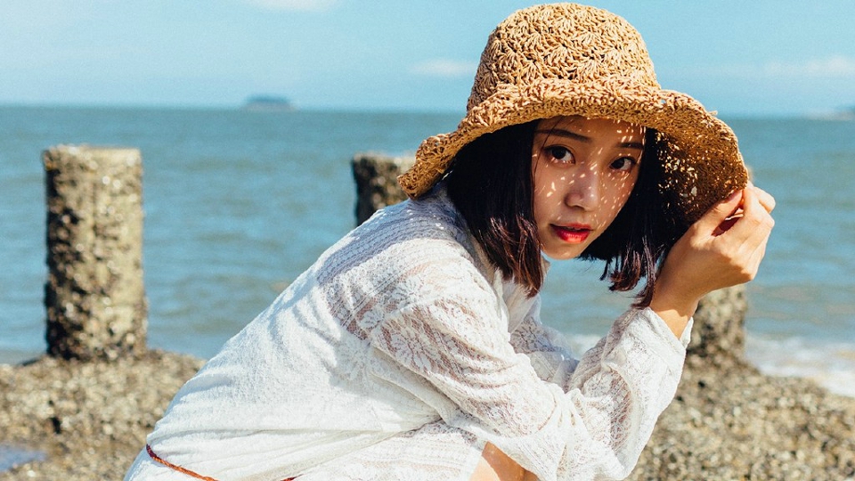 海边蓝天下的草帽美女幽静迷人写真