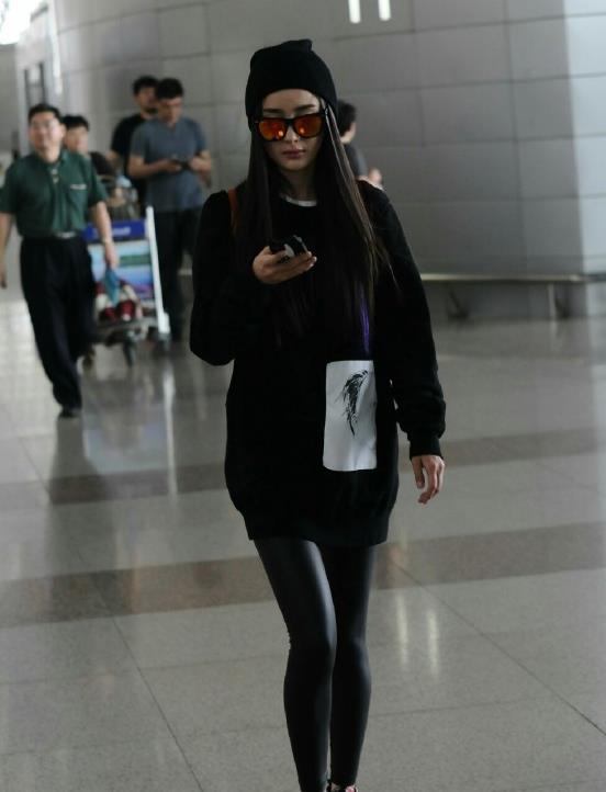 最新杨幂机场私搭图