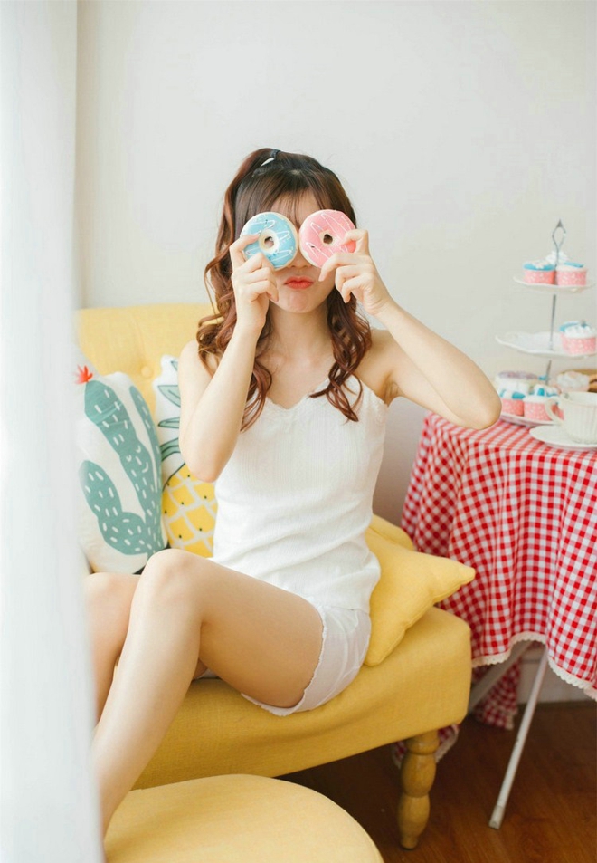 俏皮甜点女孩橘色下午清新写真