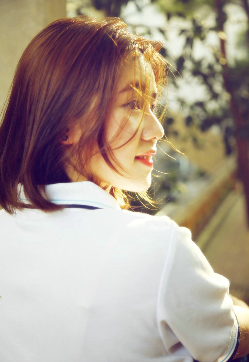 阳光下的校服美女漂亮精致脸蛋