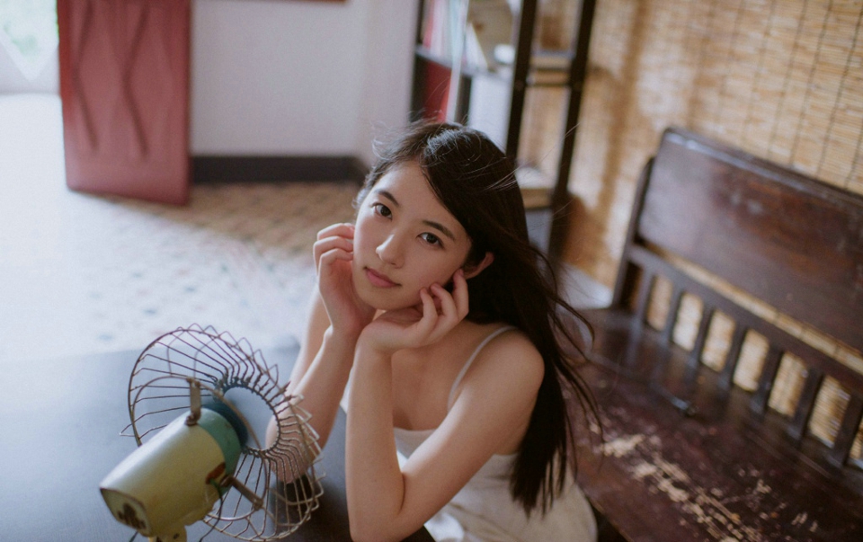 复古私房内的红酒女神漂亮脸蛋