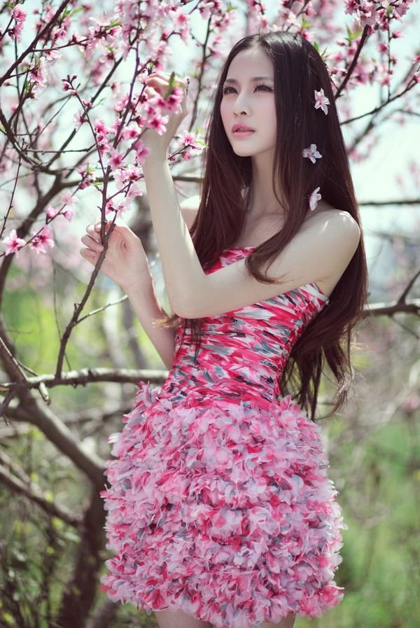 公园短发复古清新少女绽放迷人笑容写真