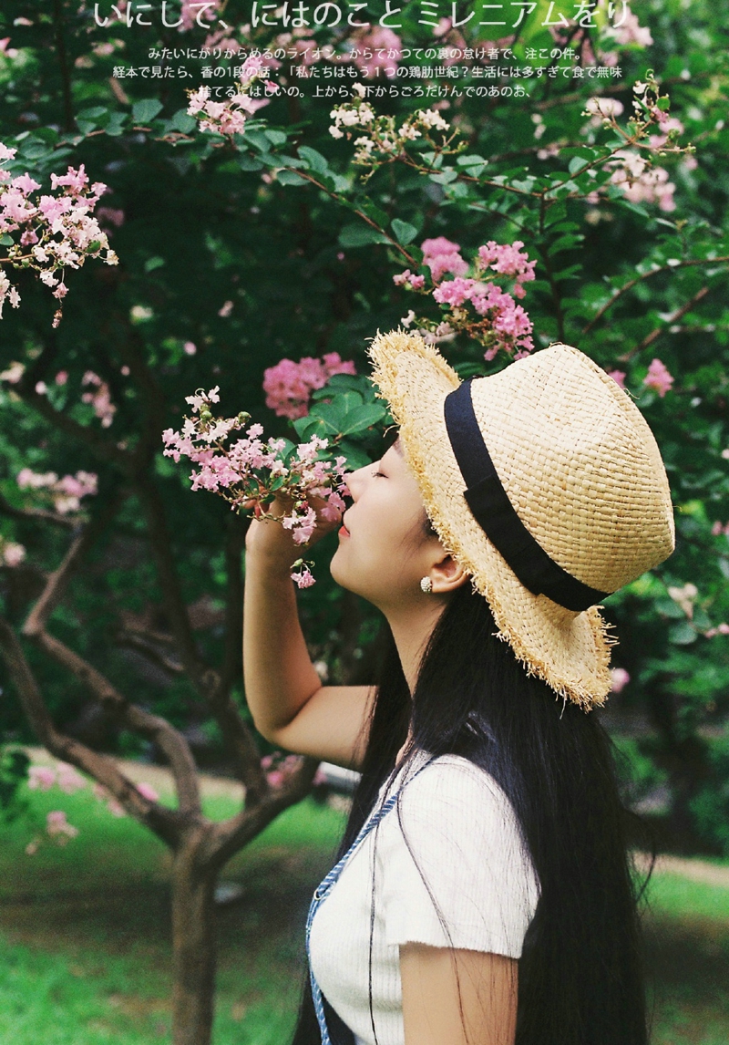花树下的背带裤清新妹子娇美怡人写真