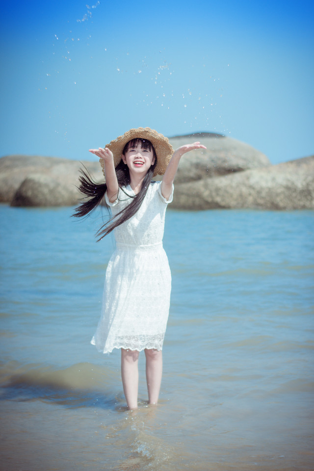 笑靥如花草帽美女海风扬起你的长发清纯写真