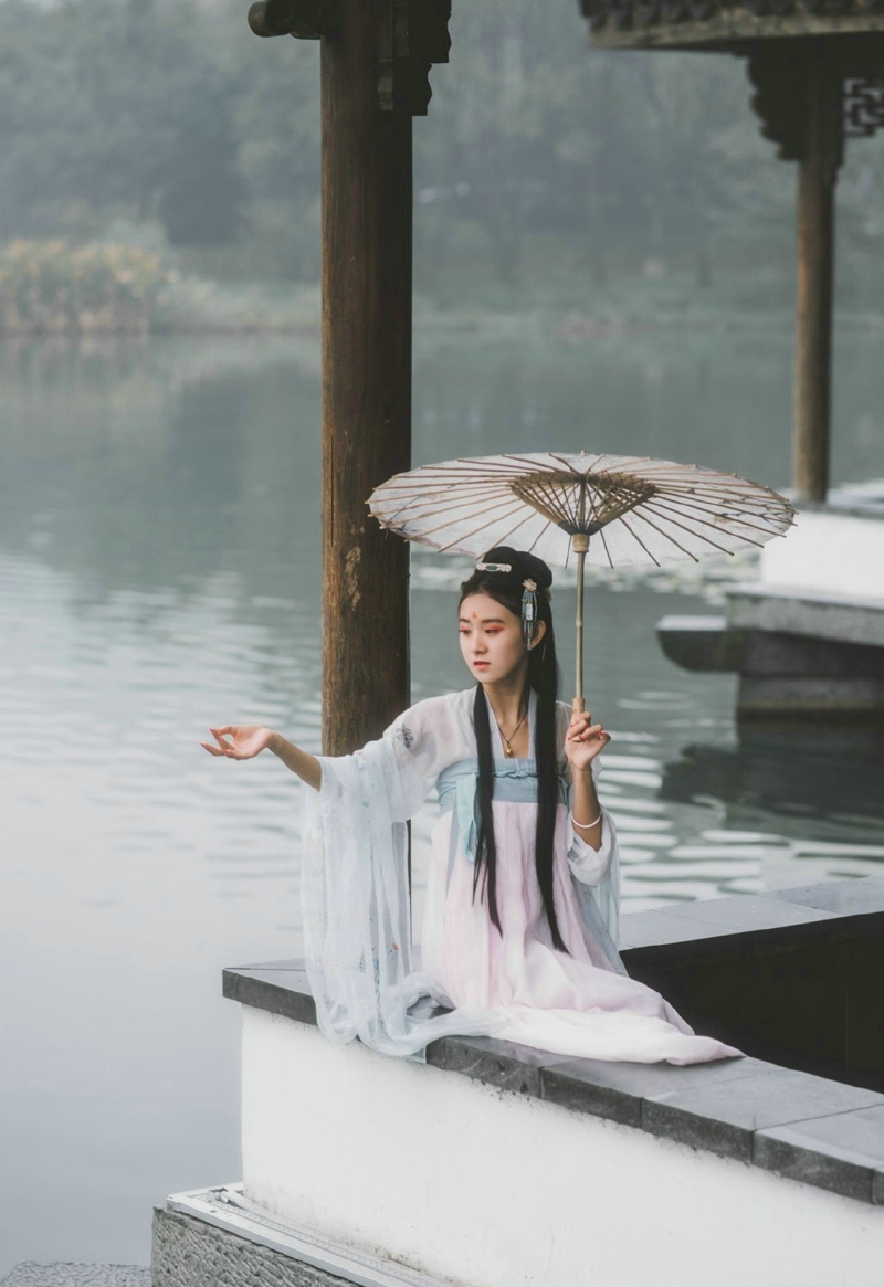 阳光下的可爱英伦范姑娘娇小玲珑