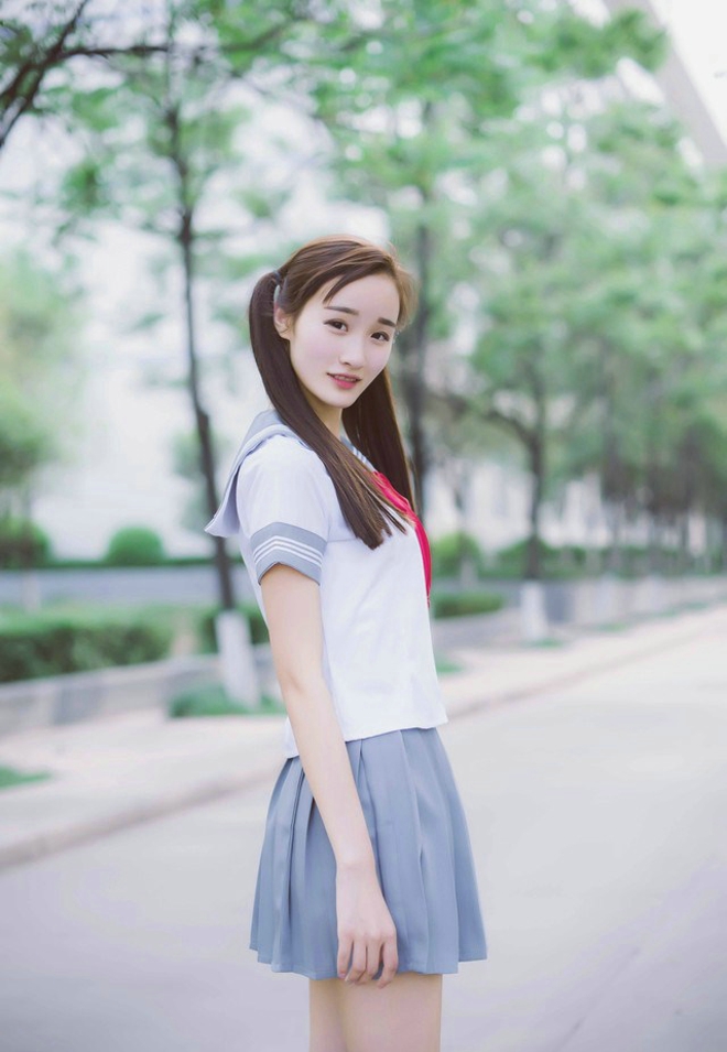 短裙学生装长腿学生美眉