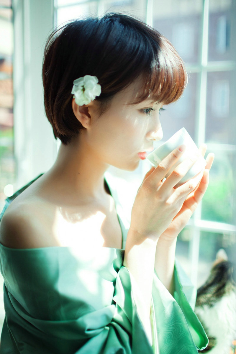 清新短发美女居家小露香肩性感迷人