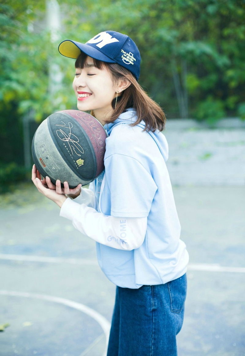 篮球场上的休闲运动范姑娘阳光明媚