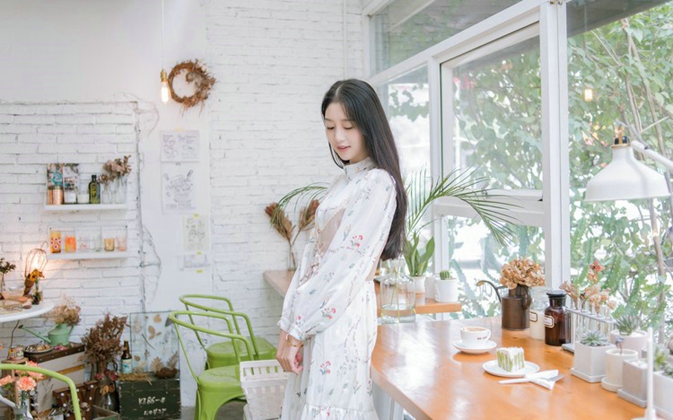 娇嫩白皙如玉清纯美女闲暇时光