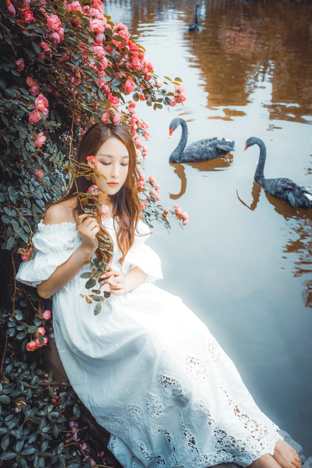 幸福甜美美女小露香肩