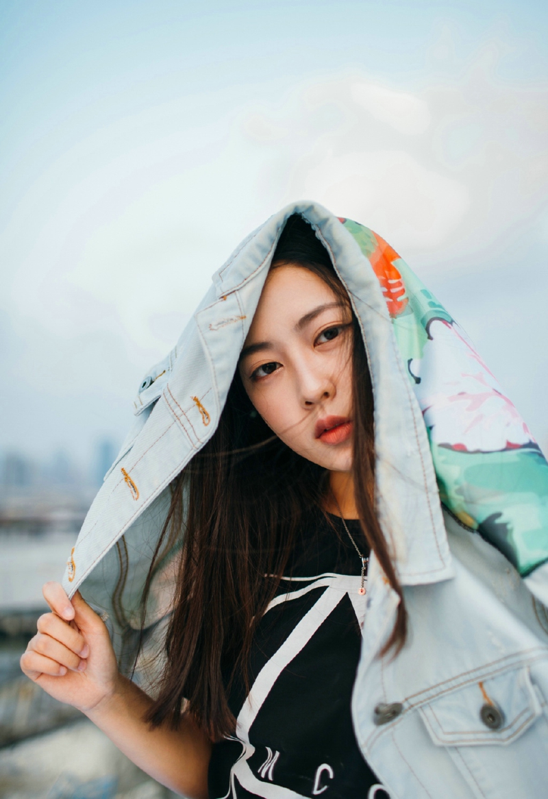 夕阳下的牛仔外套美女侧颜美丽吸睛唯美写真