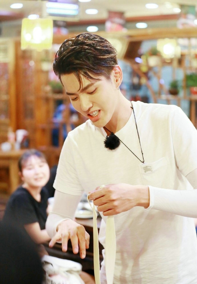 吴亦凡登杂志封面彰显无限的青春和活力