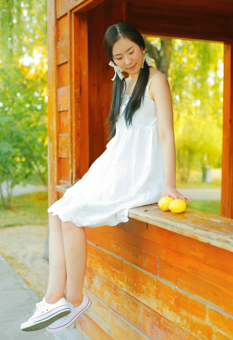 清新草地上的双马尾白裙姑娘素雅迷人写真照