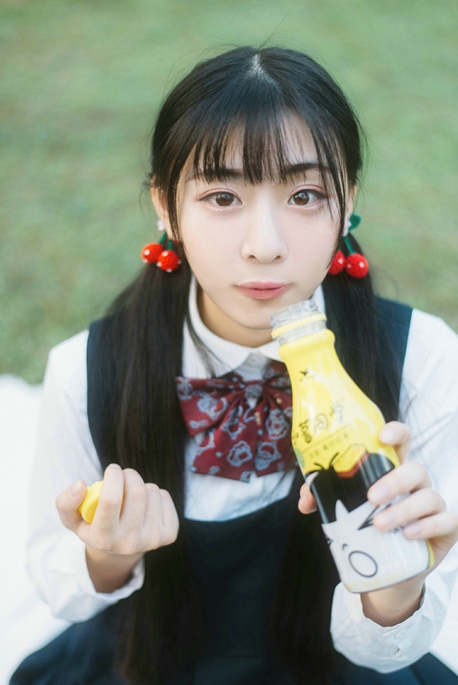 可爱俏皮阳光美女户外甜美写真