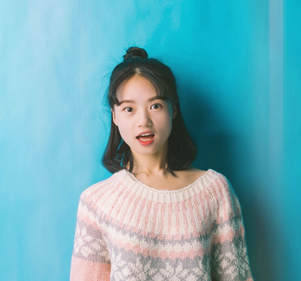 蓝调半丸子头妹子可爱表情包