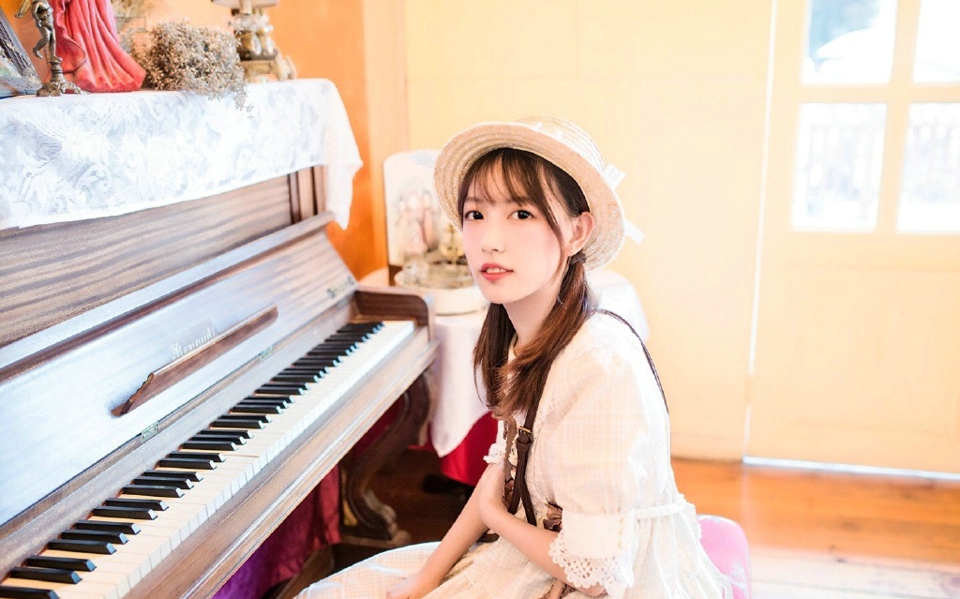 餐厅内的可爱少女青春无敌吸睛