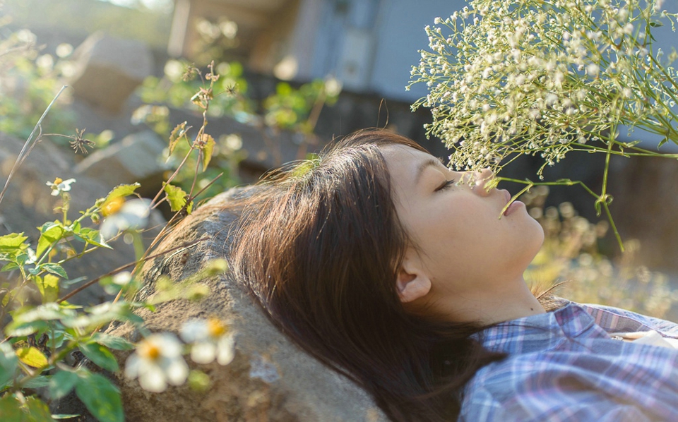 格子衬衫氧气美女清新阳光迷人写真