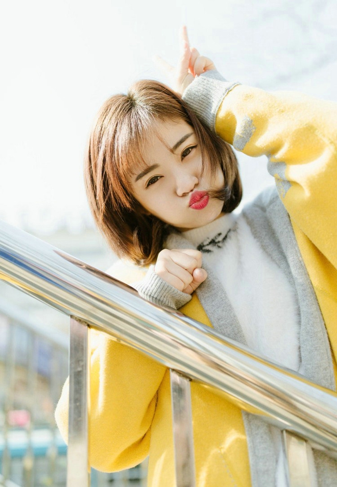 阳光甜美元气少女走街