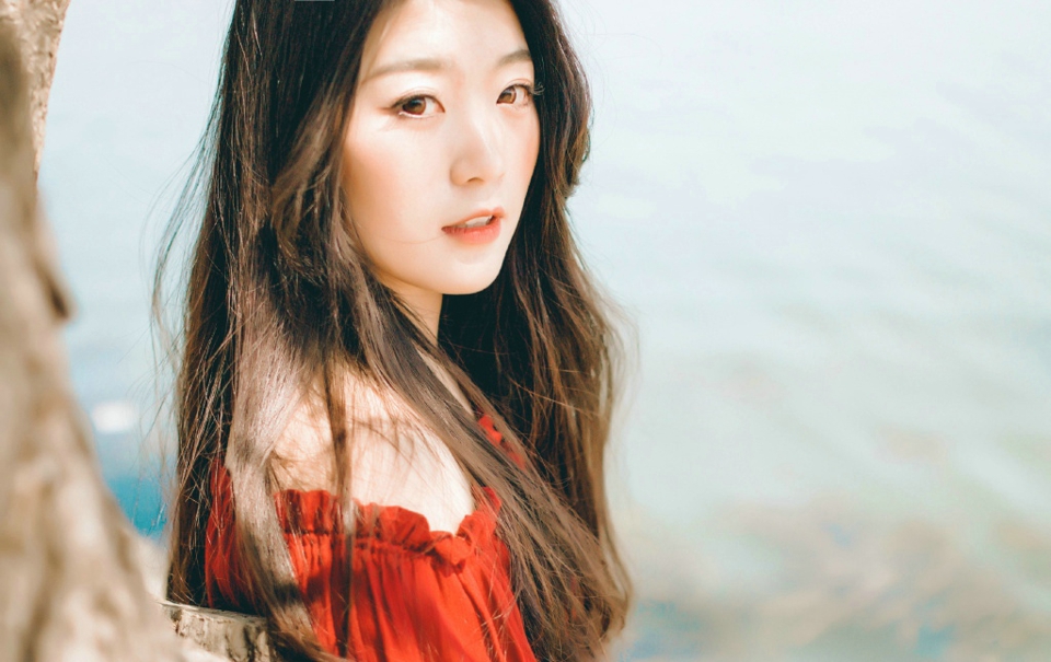 深山内的妩媚红裙女神秀发飘逸写真