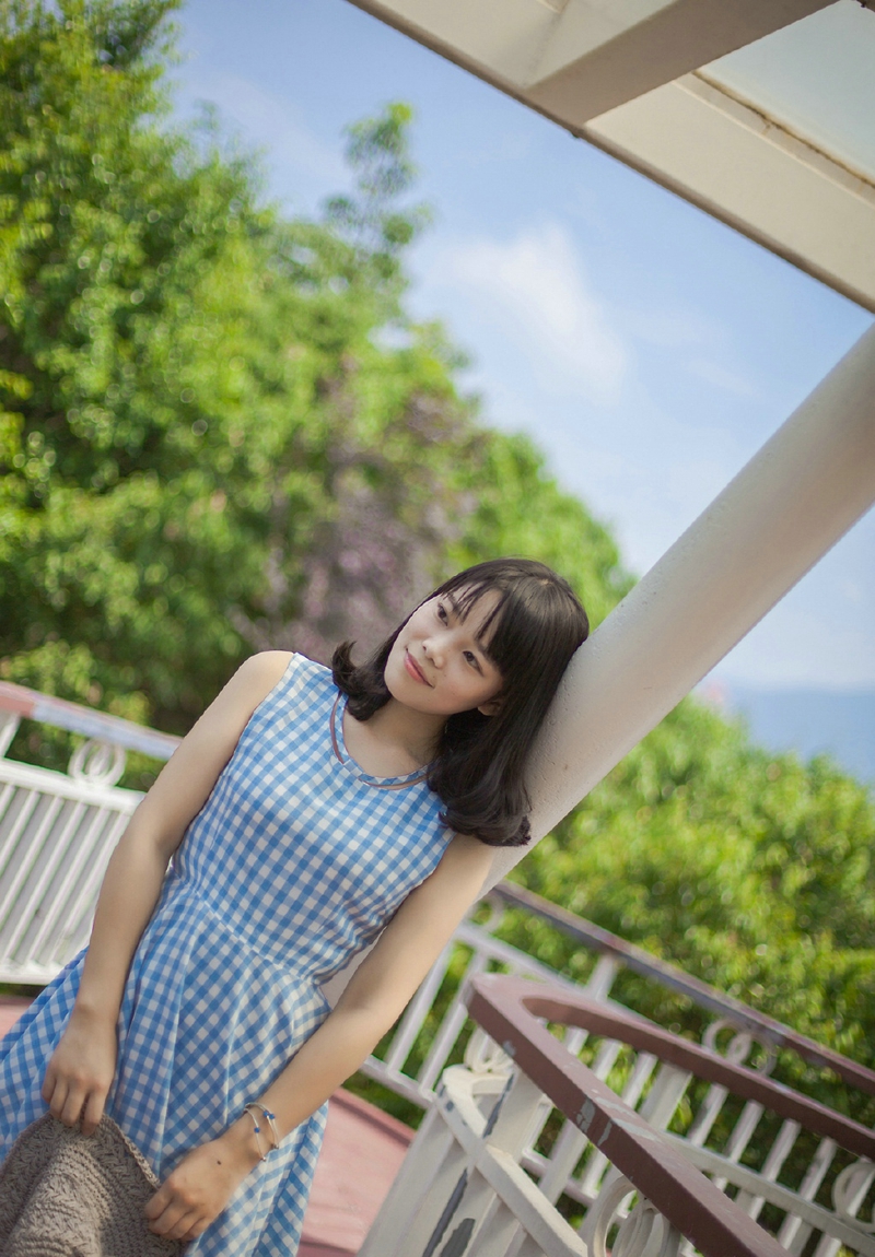 睡眼惺忪的素颜女孩最爱夏日