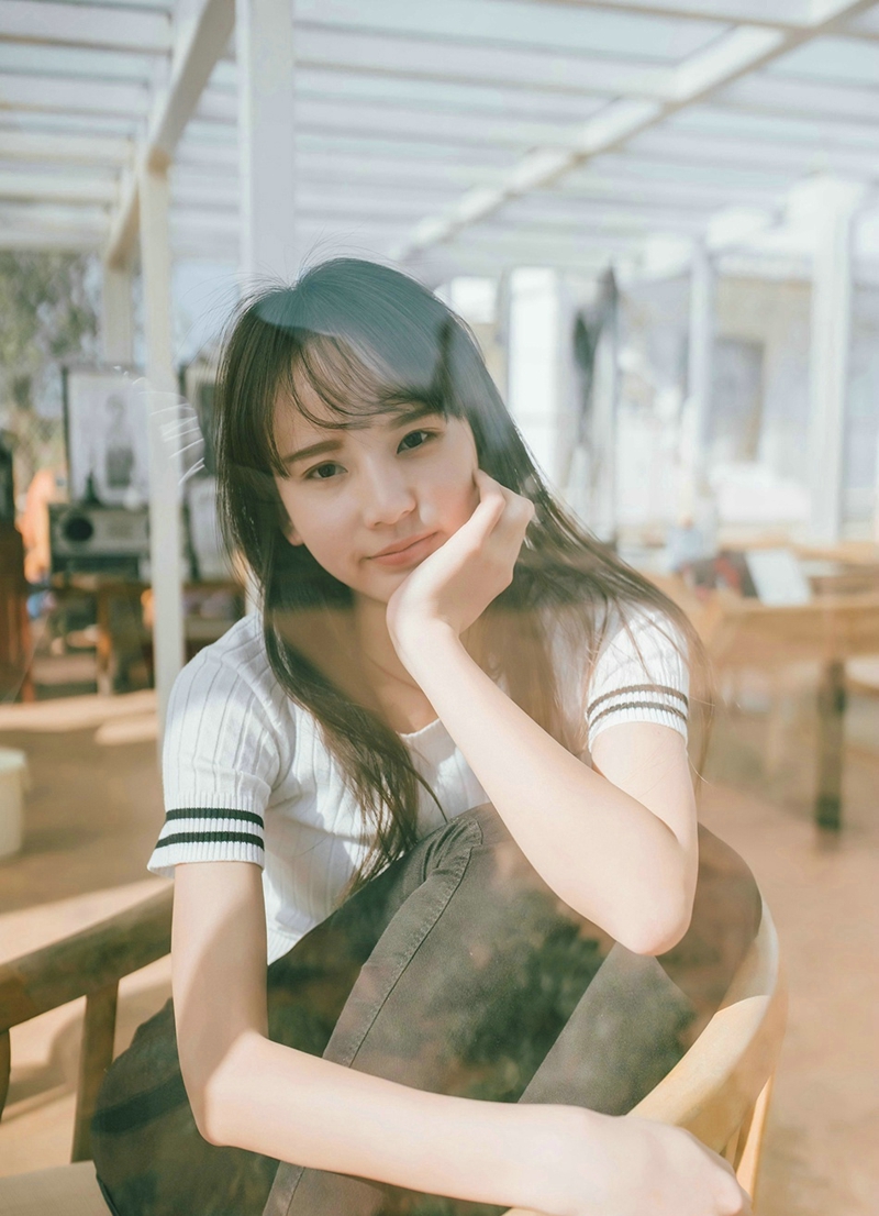 高冷清秀美女户外阳光照动人写真