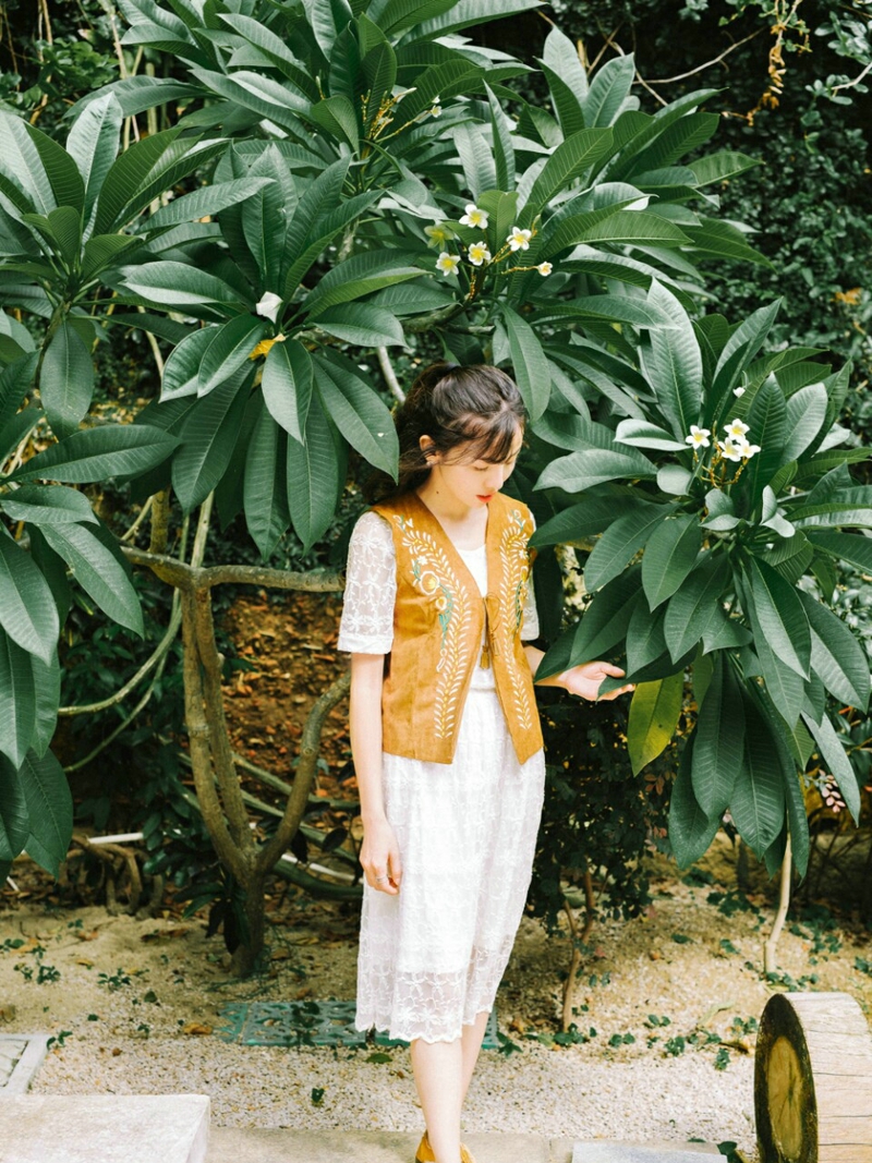 阳光下的高颜值气球美女娇美又迷人