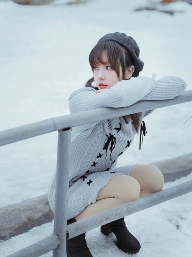 清纯甜美美女雪中漫步