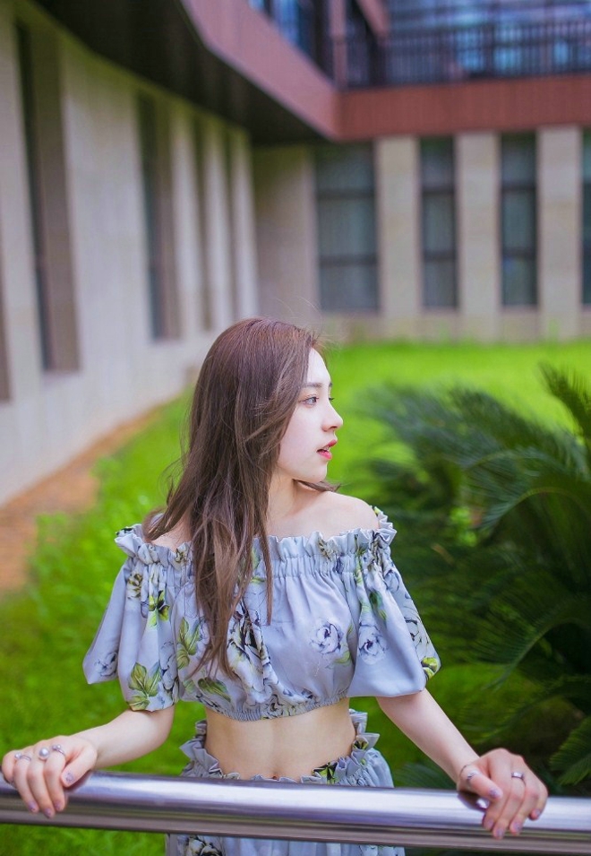 清丽脱俗清纯甜美香肩女生