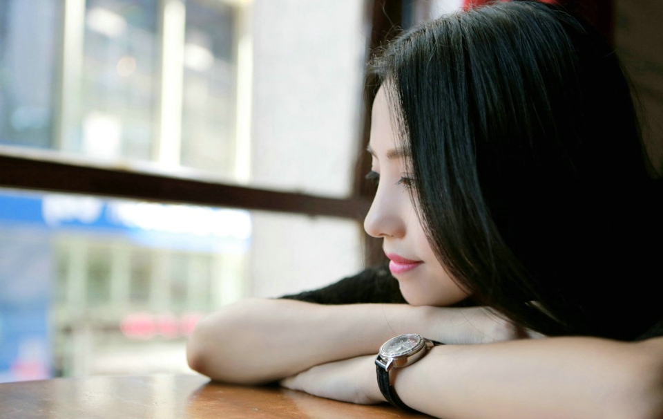 咖啡馆内的气质美女安静怡人