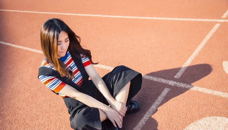 咖啡馆内的背带裤少女青春俏皮写真