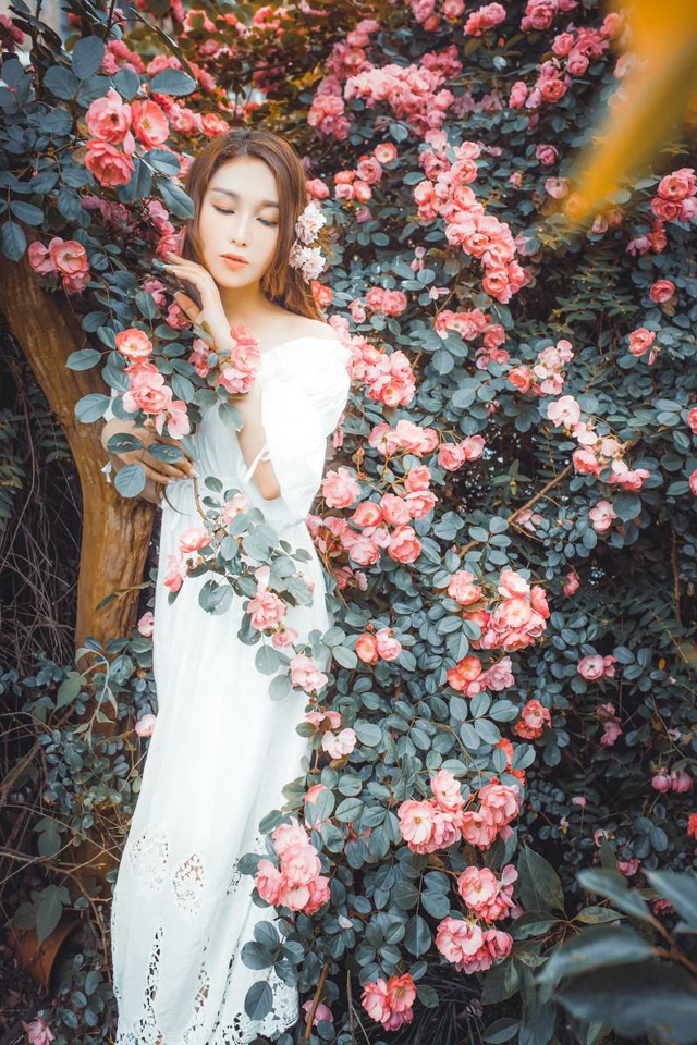 幸福甜美美女小露香肩